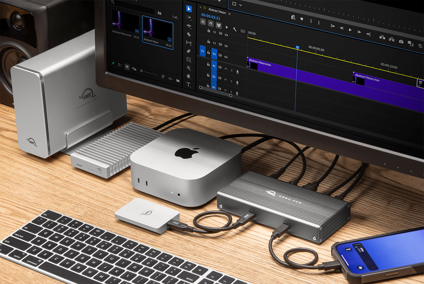 OWC USB4 Hubを使うクリエイターのデスクのライフスタイル写真
